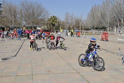 El Duatlón Escolar de Malpica también adapta sus horarios por la ola de calor